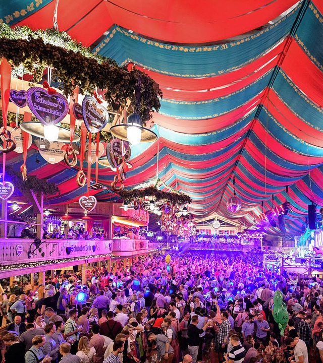 Ein volles Zelt beim  Cannstatter Volksfest vergangenes Jahr   | Foto: dpa