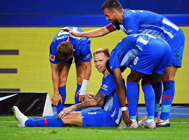 Ondrej Duda (sitzend) freut sich mit d...spielern ber seinen Treffer zum 2:0.   | Foto: dpa