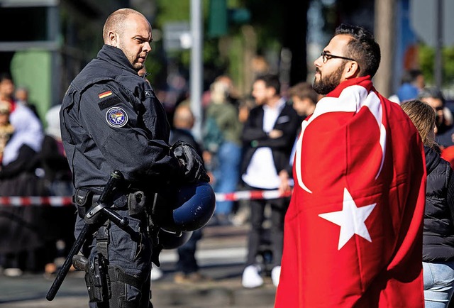 Deutlich weniger Teilnehmer als erwart...211; oft mit einer trkischen Flagge.   | Foto:  dpa