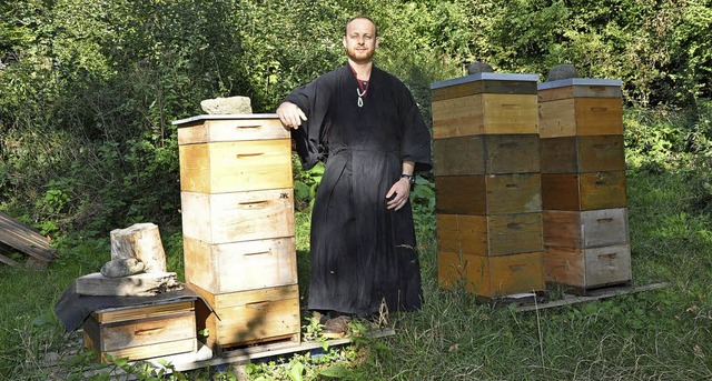 Daniel Kaiser bei seinen Bienenksten im Lilienthal.   | Foto:  Nina Lipp