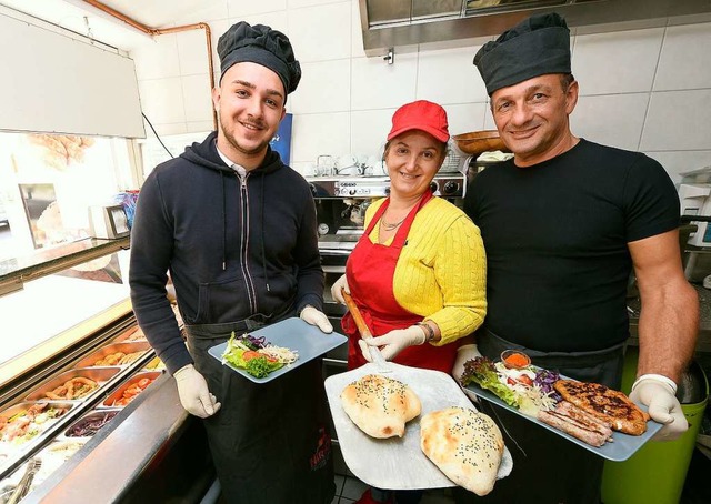 Refik Osmanovic (rechts) mit seiner Fr...t Restaurant an der  Markgrafenstrae.  | Foto: Ingo Schneider