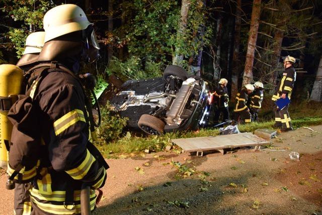 Autounfall mit fünf jungen Schwerverletzten auf Kreisstraße bei Friedenweiler