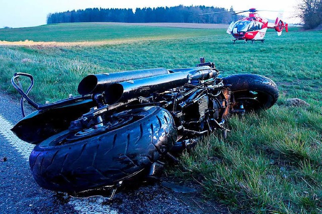 Der Motorradfahrer musste mit dem Rett...e Klinik geflogen werden (Symbolbild).  | Foto: dpa