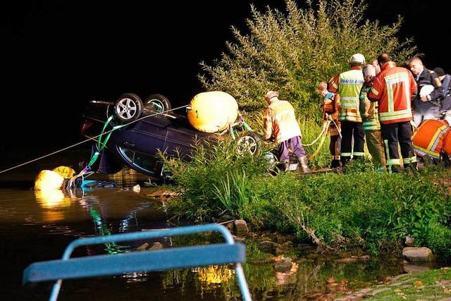 Auto stürzt von Fähre in den Neckar – Paar ertrinkt
