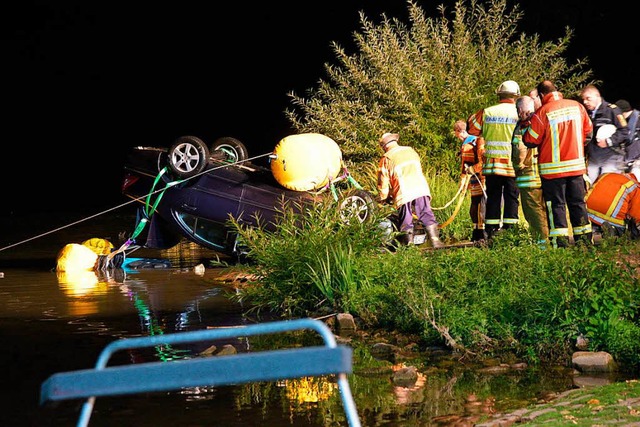 Einsatzkrfte bergen am Samstag das Unglcksfahrzeug  aus dem Neckar.  | Foto: dpa