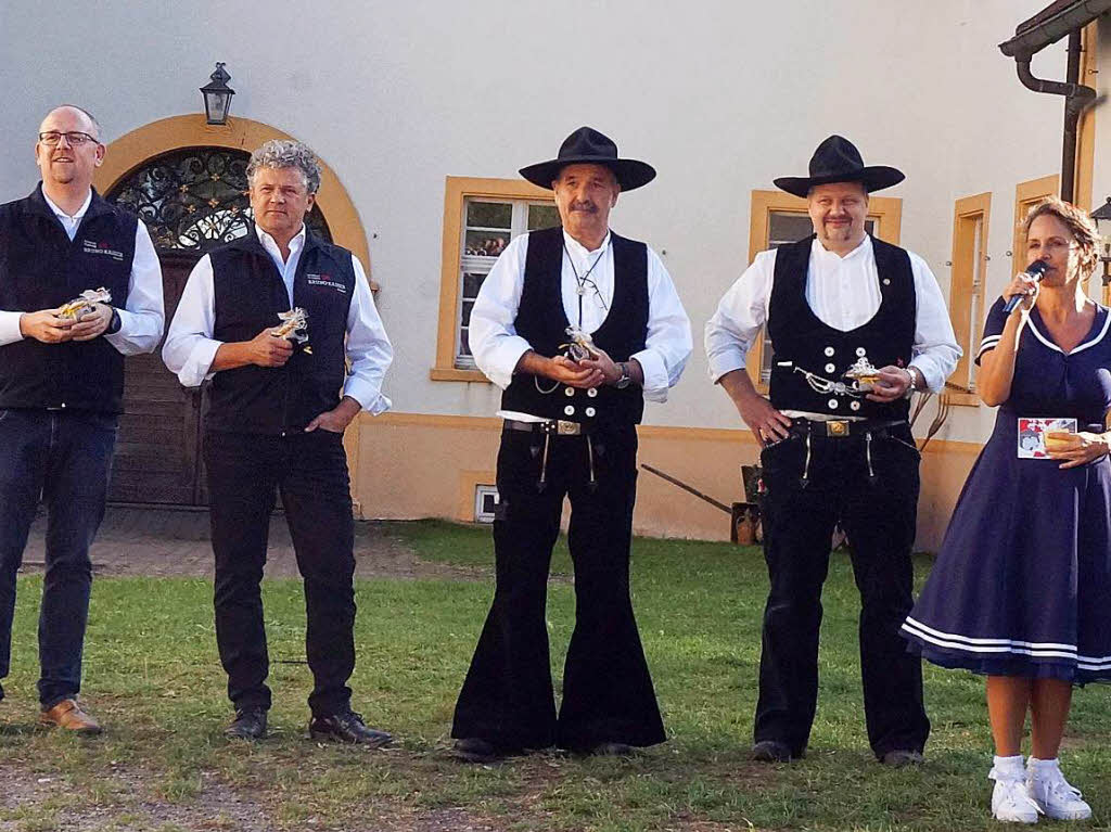 Die Schiffsbauer: Holzbau Bruno Kaiser aus Bernau - hier Stefan Spitz (von links), Andreas Wiesner, Helmut Böhler und Herbert Duttlinger - haben die imposante Theaterkulisse gebaut, rechts Regisseurin Corinna Vogt. Die Schiffsbauer: Holzbau Bruno Kaiser aus Bernau - hier Stefan Spitz (von links), Andreas Wiesner, Helmut Böhler und Herbert Duttlinger - haben die imposante Theaterkulisse gebaut, rechts Regisseurin Corinna Vogt.