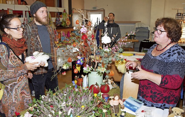 Der Knstlermarkt bot auch die Gelegenheit, ins Gesprch zu kommen.   | Foto: Michael Haberer