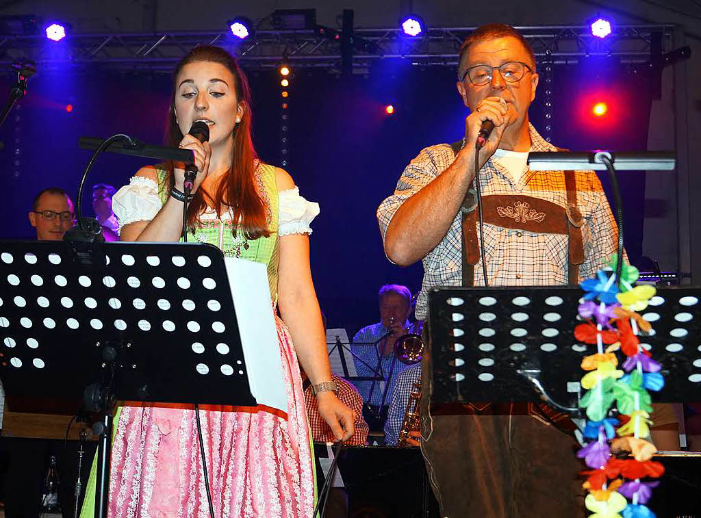 Premiere: Erstmals stehen Vater Rolf Weber und Tochter Leonie als Gesangsduo gemeinsam auf der Bhne.