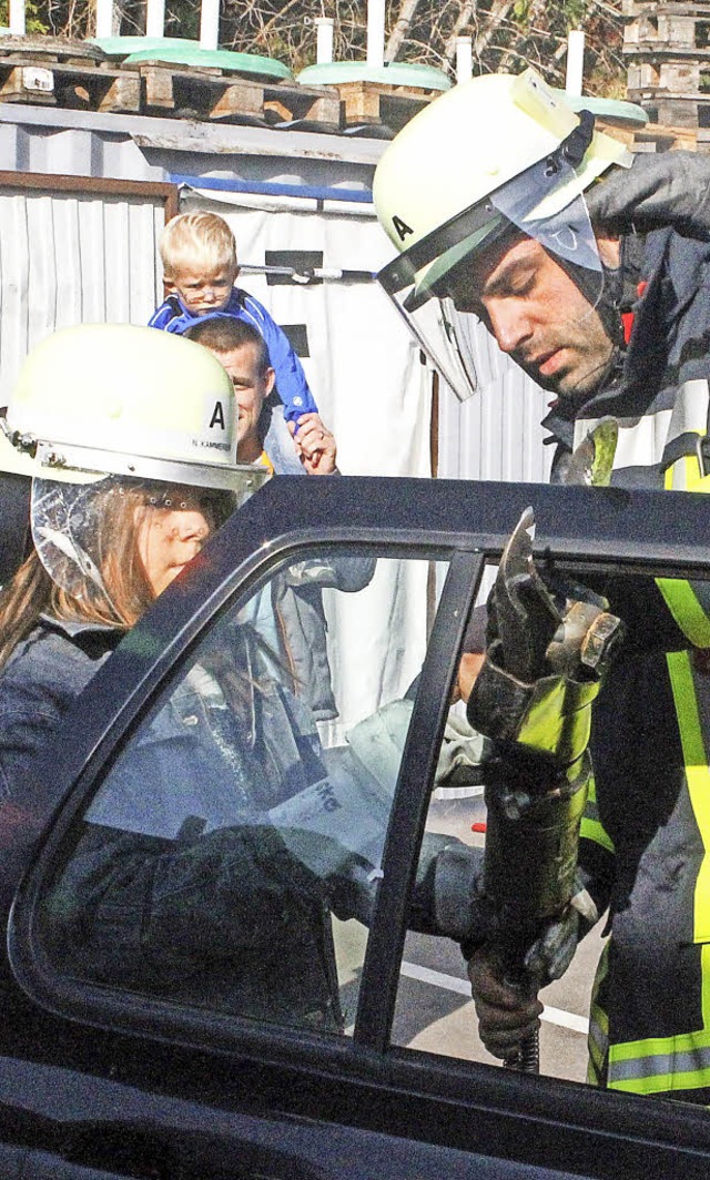 Die Autotre eines alten Autos  durfte...es freiwilligen Helfers zerschneiden.   | Foto: Michelle Gntert