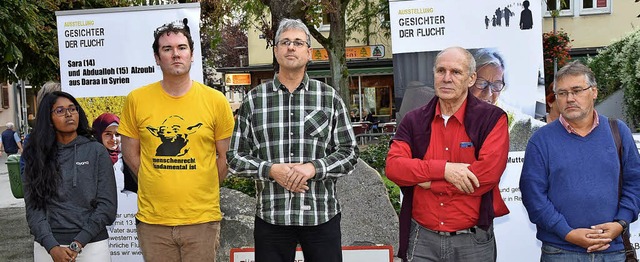 Dayana Annalingam, Sen McGinley, Pfar...die Mahnwache auf dem Kirchplatz mit.   | Foto: Heinz Vollmar