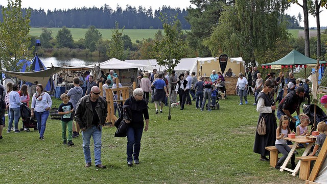 Das Ufer des Kirnbergsees als Zeitmasc...locken die Besucher nach Unterbrnd.    | Foto: Rademacher