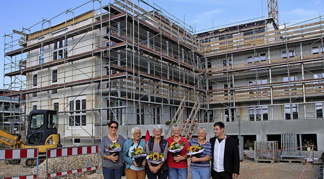 Waltraud Eisenmann (von links), Doroth...des neuen Mehrgenerationen-Gebudes.    | Foto: Harich