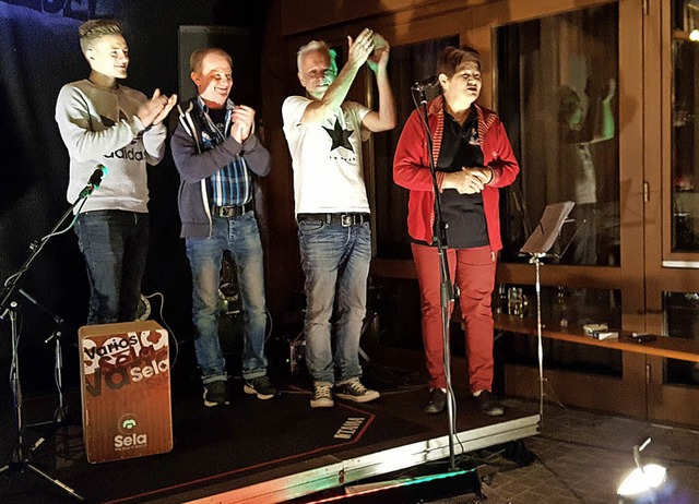 Applaus fr die Wirtin: (von rechts) S...hmann, Tommy Sauter und Luca Lehmann .  | Foto: Beate Zehnle-Lehmann
