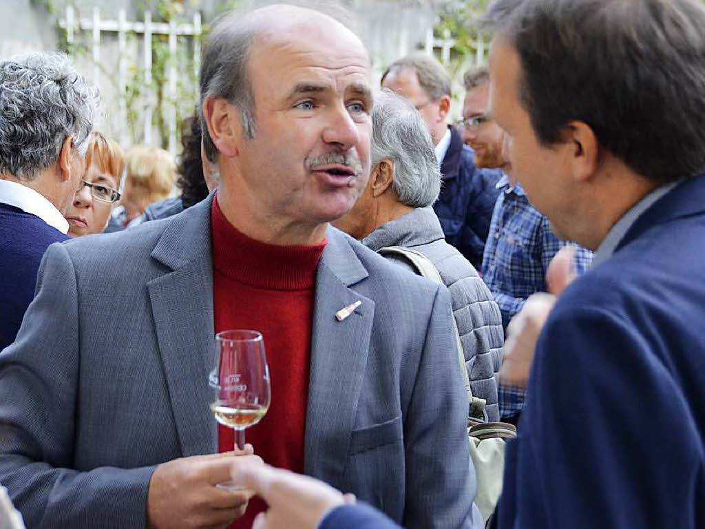 Franz Benz (l), Vizeprsident des Badischen Weinbauverbandes, im Gesprch mit MdL Thomas Marwein