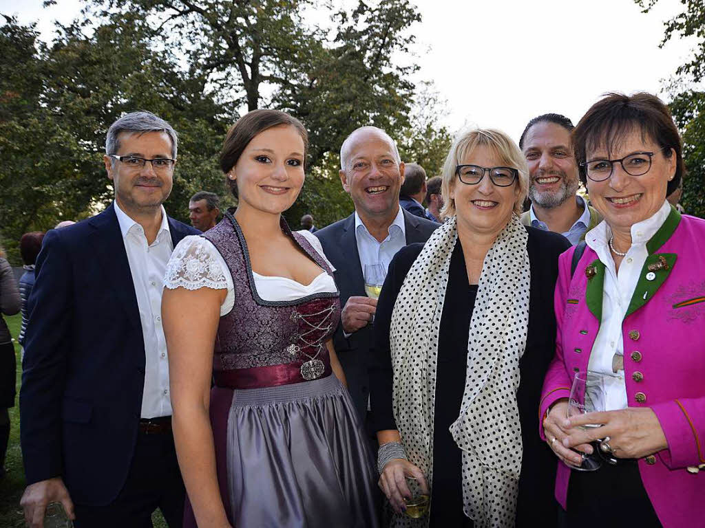 OB Schreiner (r.), die neue Ortenauer Weinprinzessin und die Delegation aus Olten.