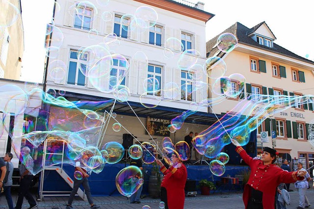 Schillernde Hingucker zeichneten die Seifenblasenknstler in die Luft.  | Foto: Anja Bertsch