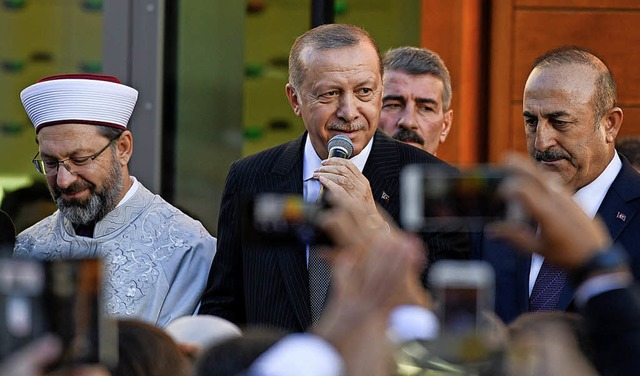 Prsident Erdogan (MItte) bei der Erffnung der Ditib-Moschee   | Foto: DPA