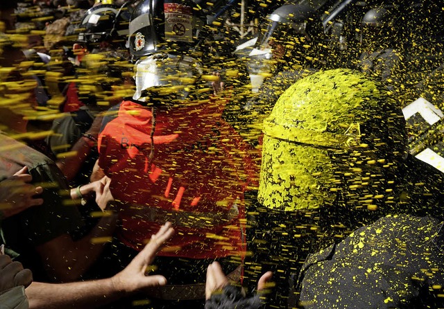 Befrworter der Unabhngigkeit Katalon...fen  Farbpulver auf Sicherheitskrfte.  | Foto: dpa