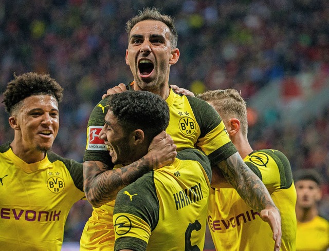 Dortmunds Paco Alcacer (oben) bejubelt mit drei Mitspielern sein Tor zum 3:2.  | Foto: dpa