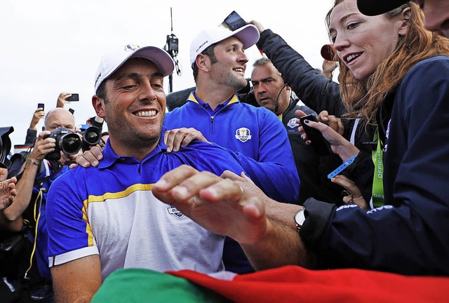Der italienische Golfer Francesco Moli...seinem entscheidenden Punkt gefeiert.   | Foto: dpa