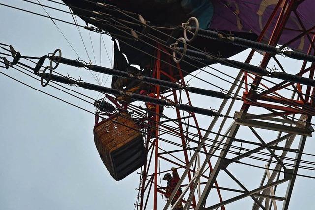Dramatische Rettungsaktion: Heißluftballon stürzt in Stromleitung