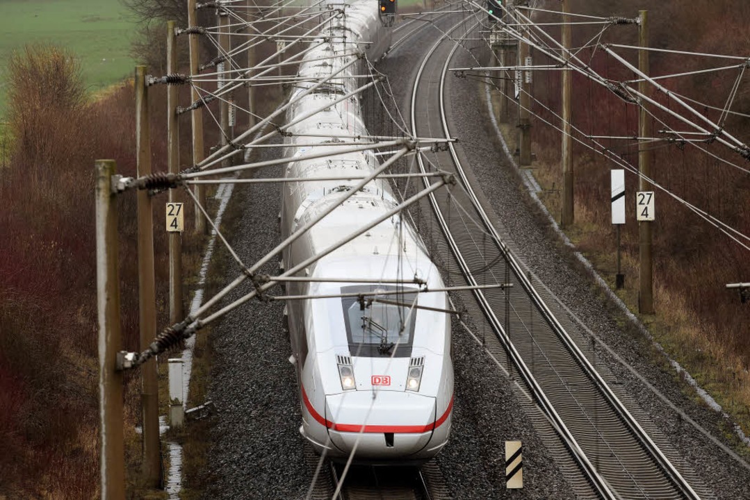 Ein ICE 4 befährt die Bahnstrecke Gött...gen Strecken zeitweise betroffen sein.  | Foto: dpa