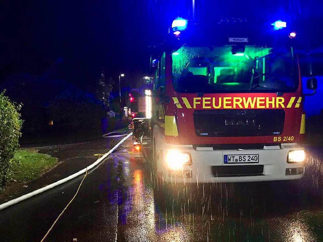 Die Feuerwehren aus Bad Sckingen und ...tternacht einen Brand eines Schuppens.  | Foto: FFW Bad Sckingen