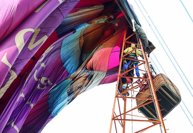 Die Menschen aus dem Heiluftballon sind gerettet worden.  | Foto: dpa