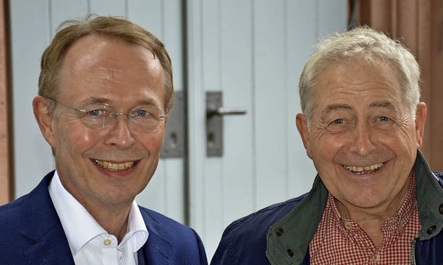 Dirigent Karl Gehweiler (links) und Vo...icesInMotion im Weiler Gesangverein.    | Foto: Lauber