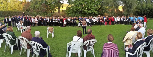 Chorfestival Ettenbhl - Schlusschor &...ts aller Chre auf der Magnolienwiese.  | Foto: Jutta Schtz