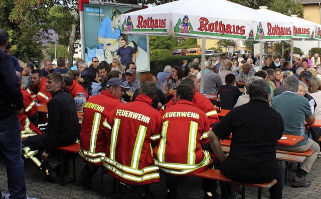 Die Kameraden der Engetalwehren waren ...zur Feuerwehr nach Kleinkems gekommen.  | Foto: Cremer