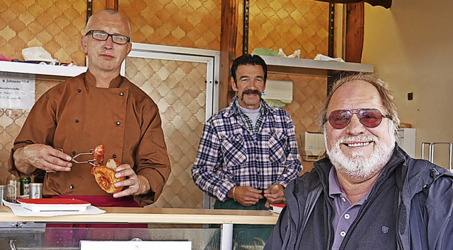 Egon Hausch (rechts) verkauft seit 48 Jahren lecker Rote an seinem Wurststand.  | Foto: Eva Korinth