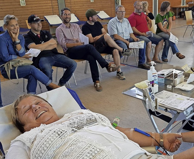 Gut gelaunt waren Blutspender und DRK-...besuchten Blutspendetermin in Umkirch.  | Foto: Julius Steckmeister