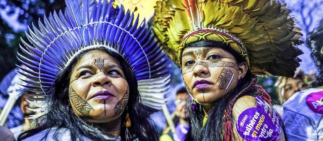 Frauen einer ethnischen Minderheit neh...htsextremen Kandidaten Bolsonaro teil.  | Foto: DPA