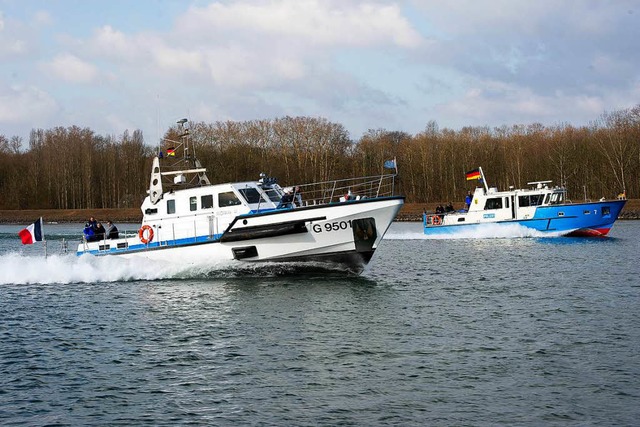 Zwei Boote der deutschen und franzsis...rschutzpolizei im Einsatz (Archivbild)  | Foto: Michael Rosenstiel