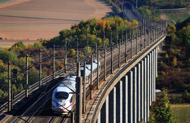 Ein Intercity-Express fhrt auf der Ba...rg soll 2022 komplett erneuert werden.  | Foto: dpa