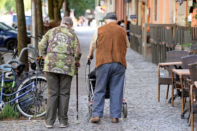 Nachbarschafthilfe ist wertvoll fr Senioren.  | Foto: dpa