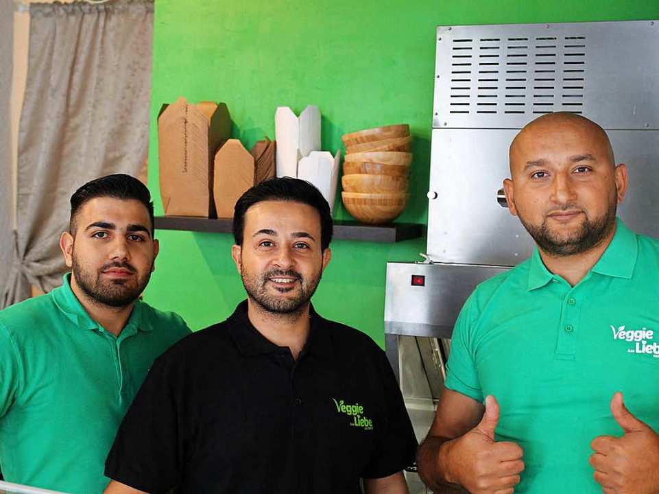 Betreiber Mohammad  Dirafzoon (Mitte) ...Geschäftsführer, sowie ein Mitarbeiter  | Foto: Felix Klingel
