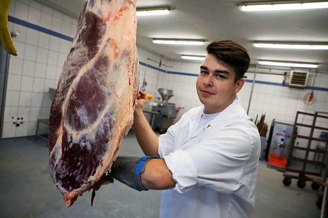 Pascal Singler ist im dritten Lehrjahr...ielleicht Fleischereitechniker werden.  | Foto: Christoph Breithaupt