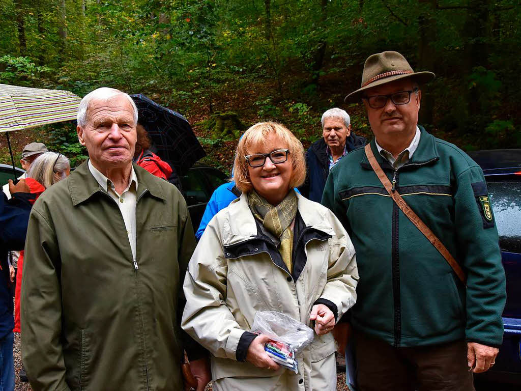 Forstrevierleiter Gerd Fricker (rechts im Bild) und Bernhard Trndle, der bis im Jahr 1998 die Waldbegehungen als Forstrevierleiter durchfhrte. In der Mitte die Hertener Ortsvorsteherin Sabine Hartmann-Mller.