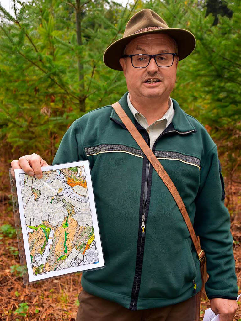 Gerd Fricker mit einer Standortkarte