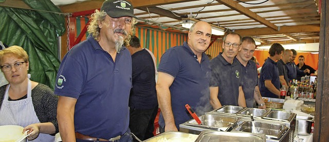 Die Feuerwehrabteilung Eberfingen hatt...r Kche hatte alle Hnde voll zu tun.   | Foto: Yvonne Wrth