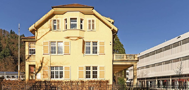 In dieser Villa hat jetzt das Schlerf...  Rechts das Gisela-Sick-Bildungshaus.  | Foto: Helmut Rothermel