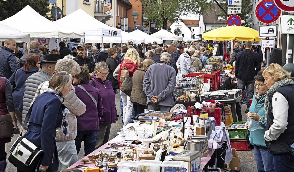 Besonders begehrt ist der Flohmarkt &#8211; er zhlt zu den grten der Region.  | Foto: Volker Mnch