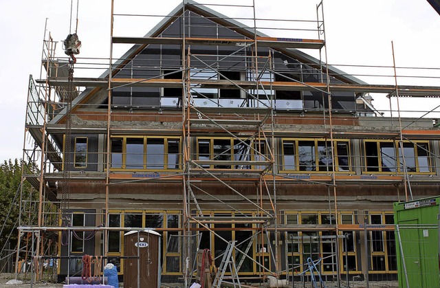 Viel Glas an der Fassade bringt viel L...as Gebude ist fr Mrz 2019 geplant.   | Foto: Adelbert Mutz