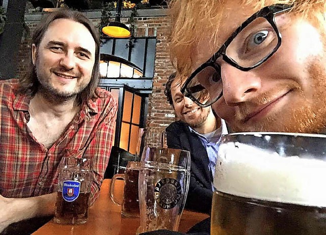 Er ist es tatschlich! Ed Sheeran (rec... Joe Hertenstein (links) in New York.   | Foto: Privat