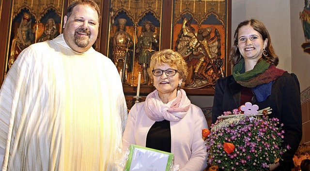Pfarrer Steffen Jelic verabschiedete  ...ue Gemeindemitglied  Jeanette Reuter.   | Foto: Heidi Fssel