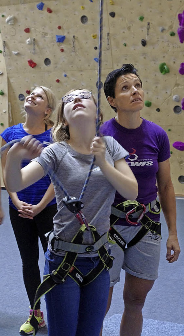 Sabine Spitz (rechts) gibt den Schlerinnen Tipps beim Klettern.  | Foto: Annika Sindlinger