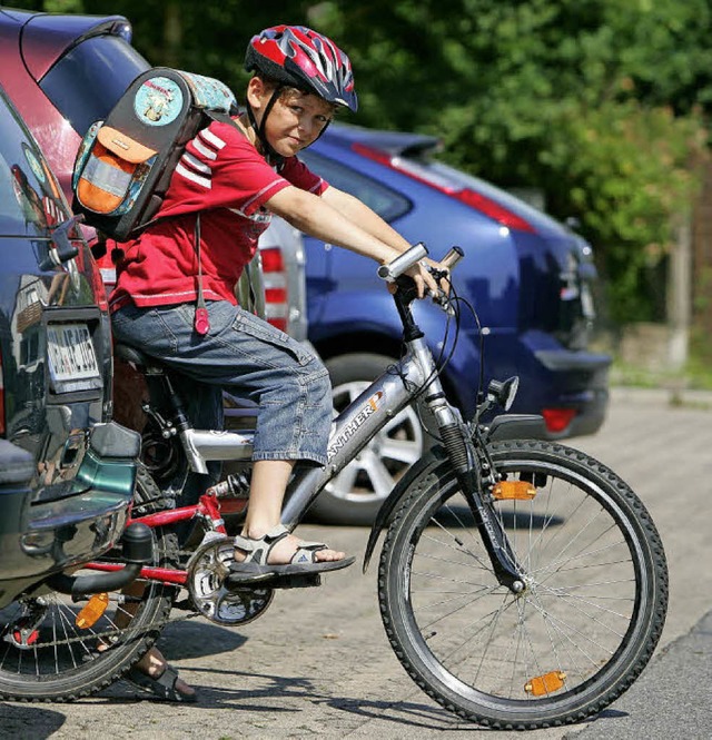 Junger Radfahrer auf dem Weg zur Schule    | Foto: Frank May/dpa