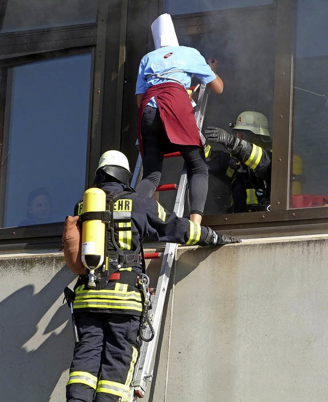 Feuerwehrleute bten die Rettung von P...em verrauchten Ihringer Schulgebude.   | Foto: Christine Weirich